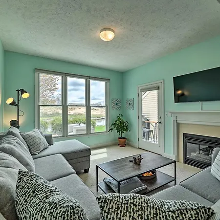 Bright Manistee Condo With Beach And Pool Access!